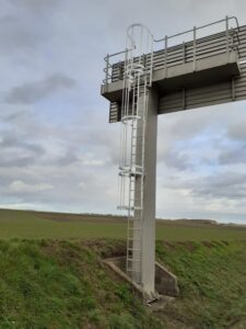 Echelle à crinoline d'accès aux portiques d'autoroute