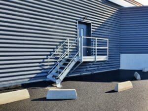 Escalier industriel acier avec palier de sortie
