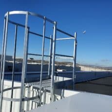 Echelle à crinoline pour franchissement de mur coupe feu en toiture