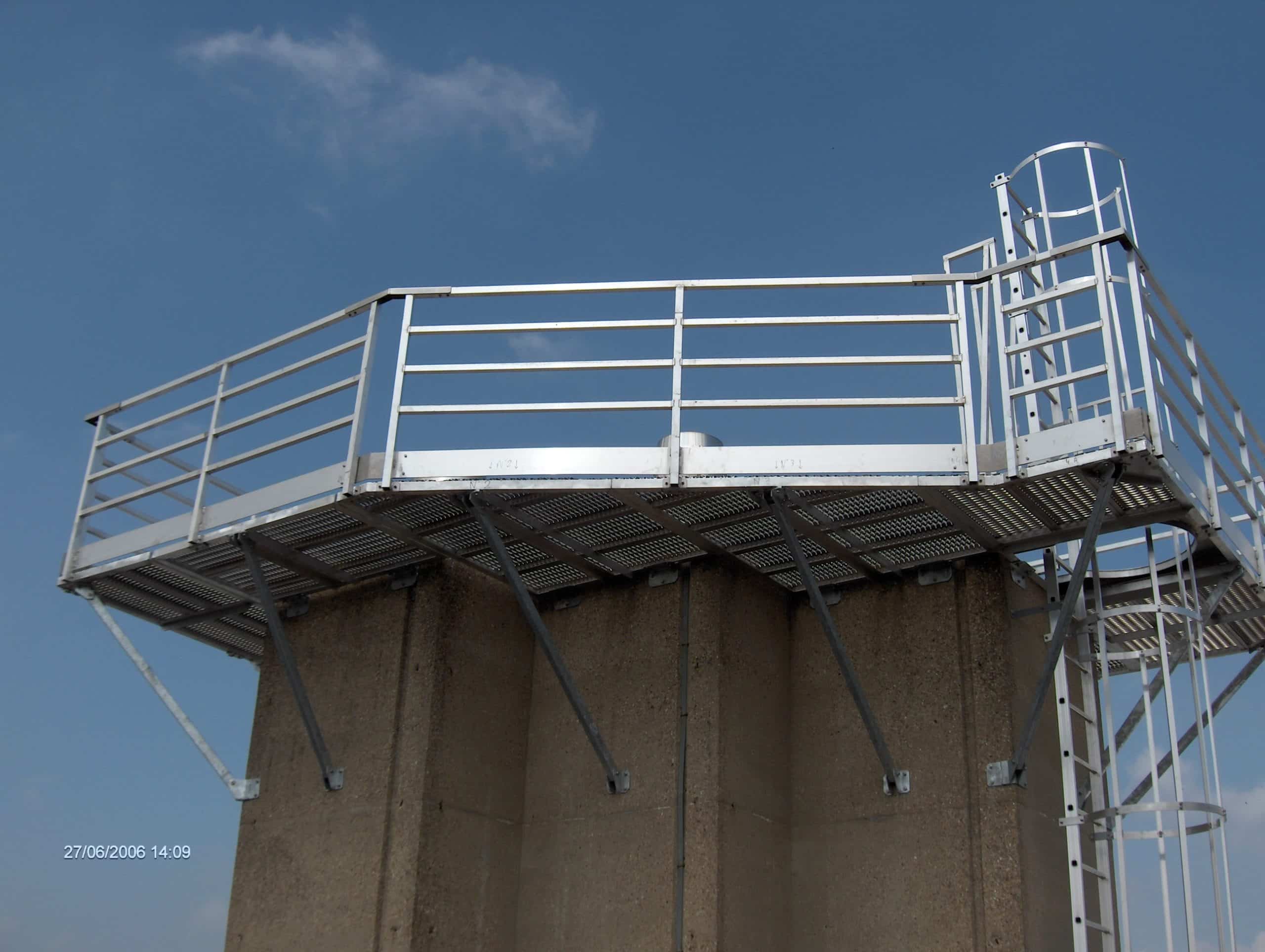 Plate-forme de passerelle industrielle avec grille et main courante sur  l'usine pétrochimique avec tubes jaunes et revêtement de protection contre  les incendies sur métal Photo Stock - Alamy