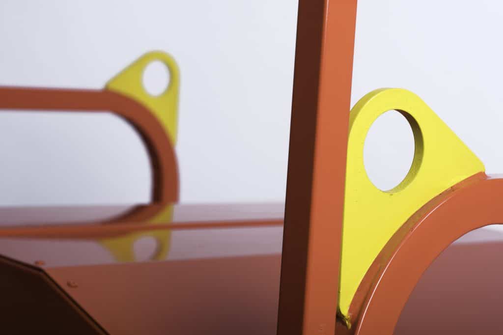 Détail des poignées avec anneaux de levage du chariot aspirateur industriel