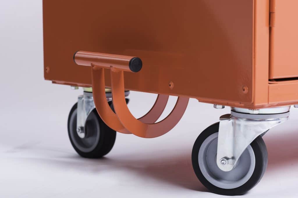 Zoom visuel sur les roues fixes, pivotantes à freins du chariot aspirateur