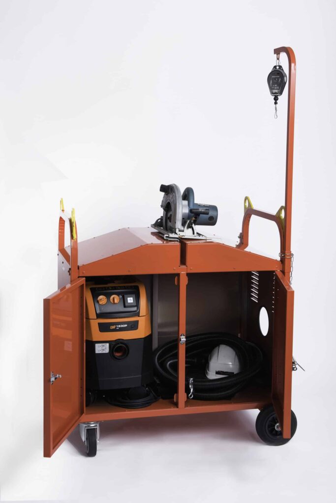 Chariot aspirateur industriel – coffre double portes avec patte à cadenas pour stocker aspirateur, enrouleur, et scie circulaire