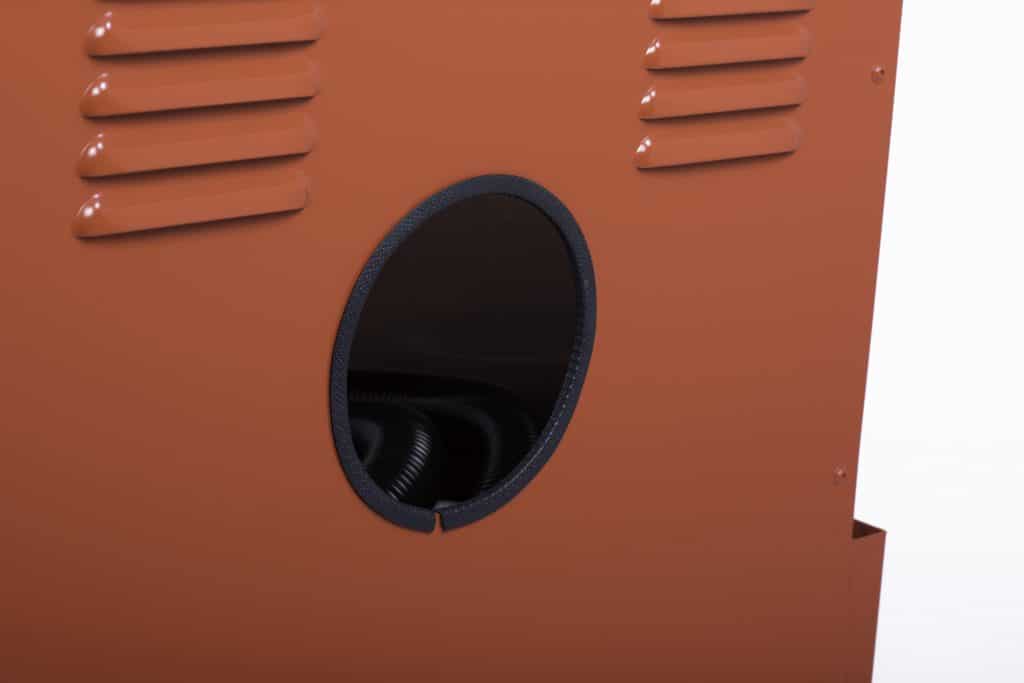 Zoom sur le passage du tuyau de l'aspirateur