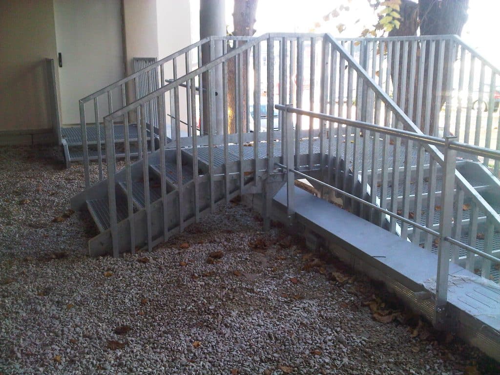 Escalier d'accès en acier