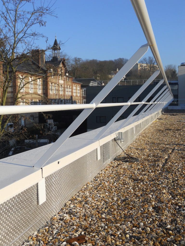 Garde-corps technique incliné pour toiture terrasse