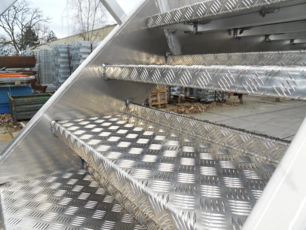 Marches aluminium striées escalier