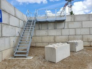 Escalier avec palier de sortie en acier