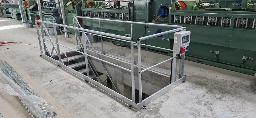 Garde-corps de mezzanine sécurisant une trémie d'accès en atelier