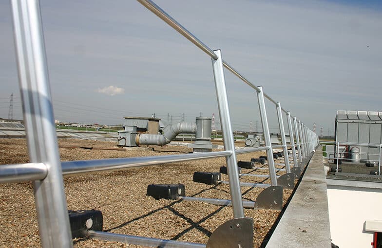 Garde-corps de terrasse d'étage installé à 1 m de hauteur conformément à la réglementation