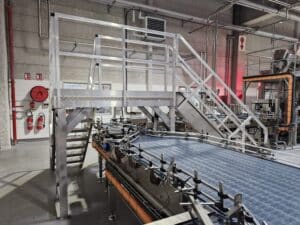 Escalier de franchissement de convoyeur d'une ligne de production