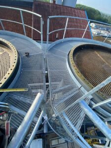 Passerelle avec garde corps cintre double cuve